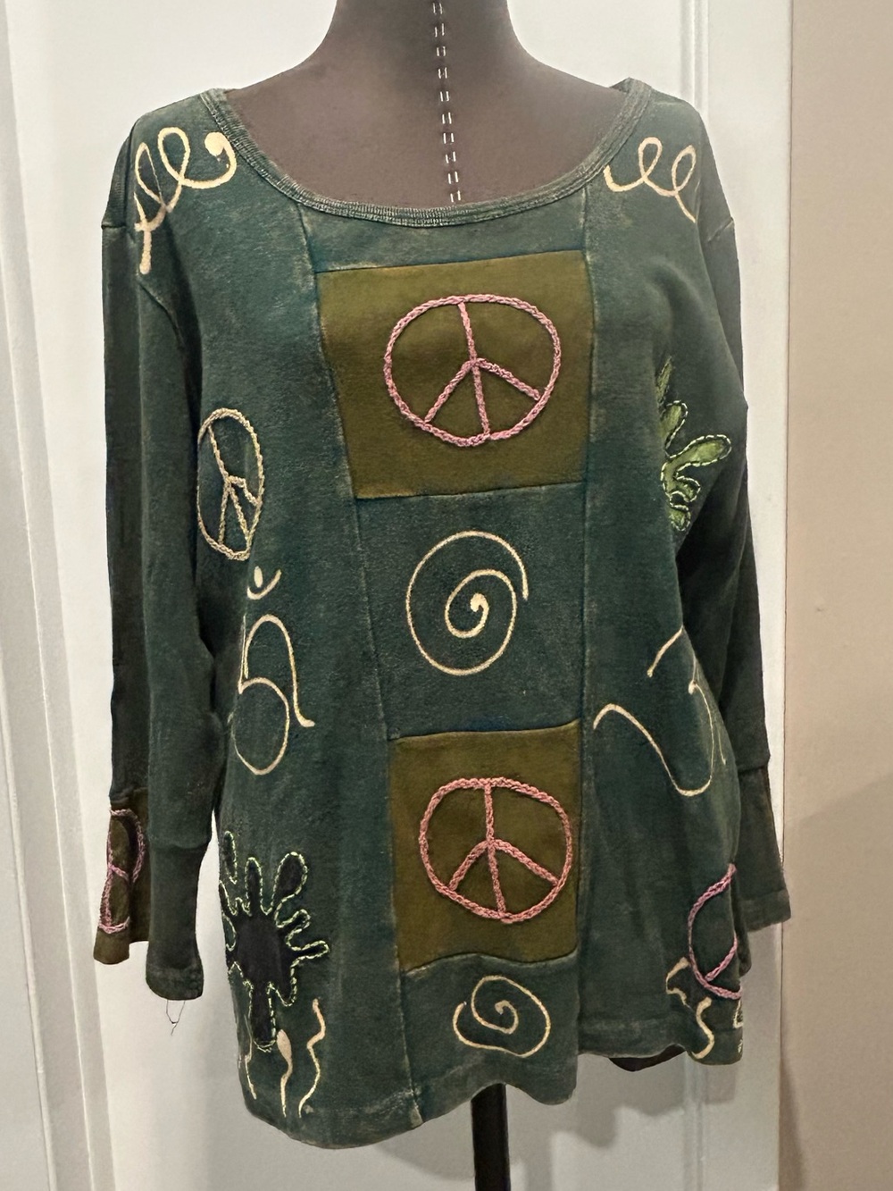 Rising International top embroidered peace signs green long sleeve women’s xl